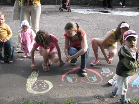Брестская областная организация Белорусской социал-демократической партии (Грамада) организовала конкурс детского рисунка на асфальте (фото)