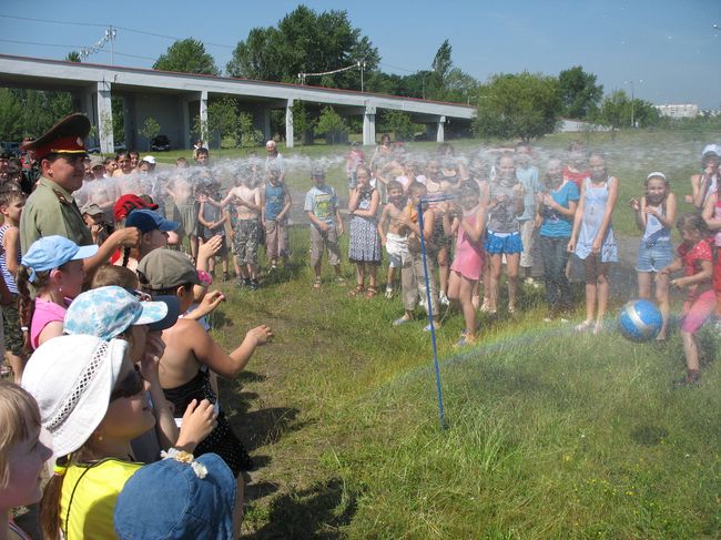 Брестские пожарные устроили праздник воды для детей (много, много фото)