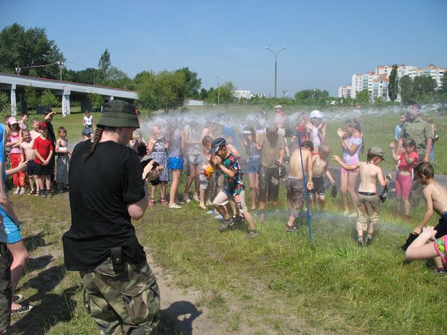 Брестские пожарные устроили праздник воды для детей (много, много фото)