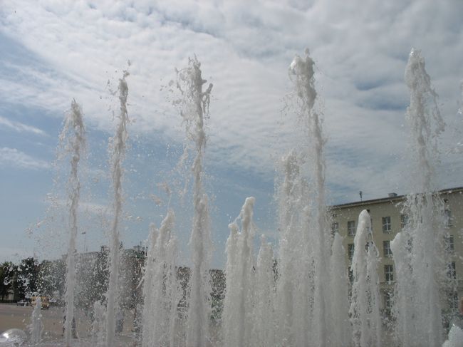 В жару и фонтан - бассейн. Купание в фонтане не площади Ленина (фото)