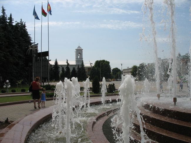 В жару и фонтан - бассейн. Купание в фонтане не площади Ленина (фото)