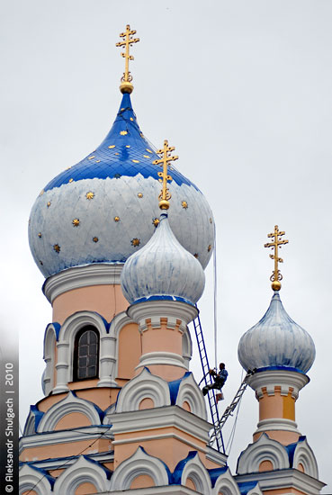Свято-Николаевская братская церковь меняет цвет куполов