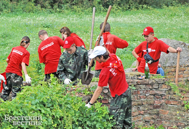 В Брестской крепости трудятся  волонтеры из Москвы