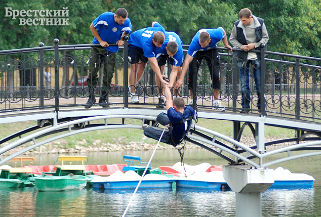 В городском парке прошел военно-спортивный конкурс "Олимпия - 2010".