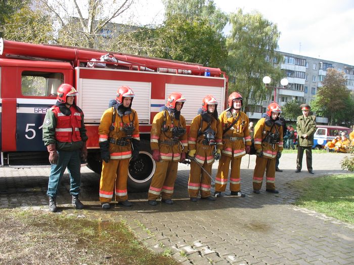 Брестские спасатели провели соревнования по подаче ствола на 20-й этаж здания