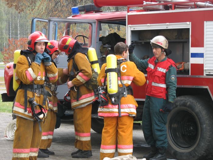 Брестские спасатели провели соревнования по подаче ствола на 20-й этаж здания
