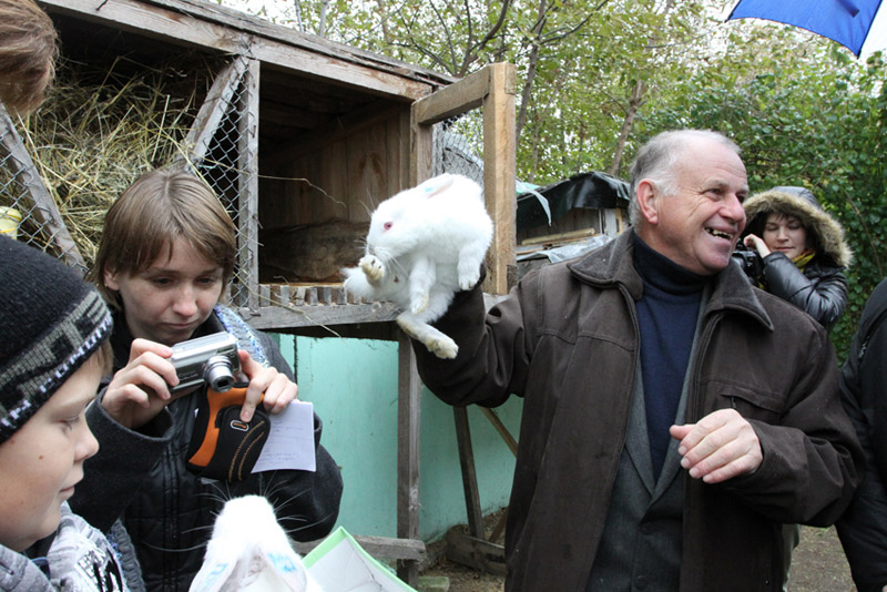В Белоозерске дегустировали травяной чай и оценивали "кроличью эстафету"