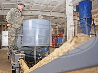 На Брестчине освоили производство топливных брикетов из соломы