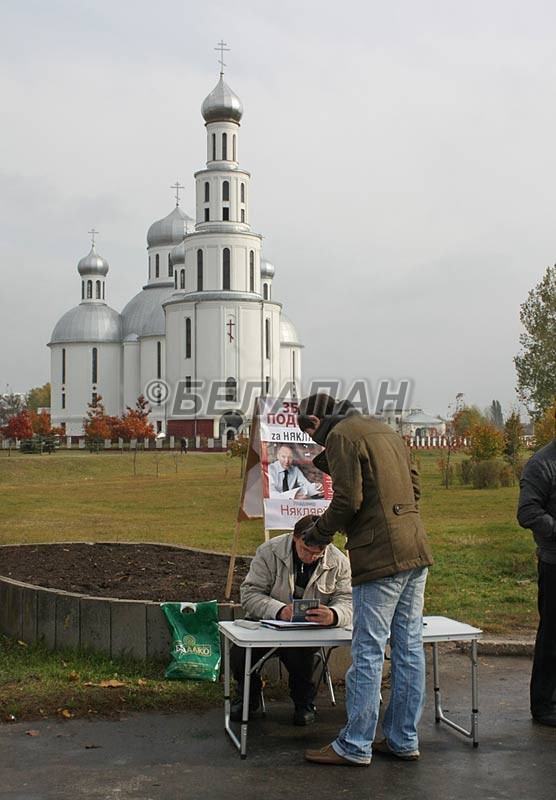 Инициативная группа Владимира Некляева провела сбор подписей возле брестских вузов
