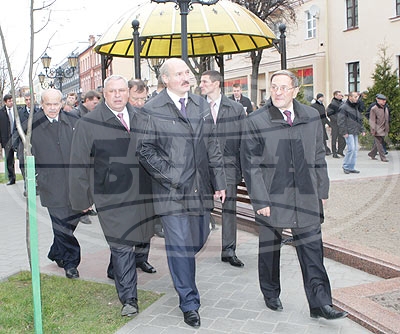 А.Лукашенко прогулялся по ул. Советская в Бресте (фото)