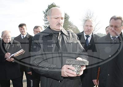 А.Лукашенко посетил участок строящейся объездной автодороги вокруг нацпарка "Беловежская пуща"