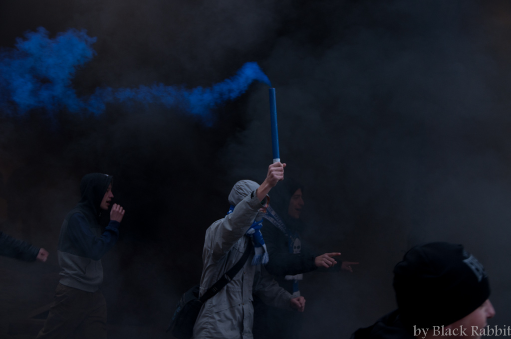 Фанаты "Динамо" в Бресте прошли по Советской с дымовыми шашками (добавлены фото + видео)