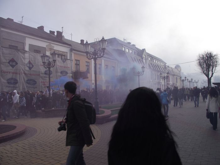 Фанаты "Динамо" в Бресте прошли по Советской с дымовыми шашками (добавлены фото + видео)