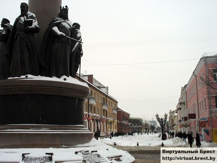 Торжественно маршировать просто негде - Советская завалена снегом (фото)