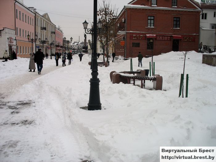 Торжественно маршировать просто негде - Советская завалена снегом (фото)