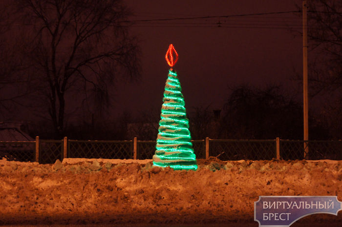 Новогодние ёлки на Московской - теперь и до Гаврилова (фото)