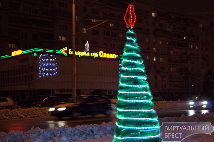 Новогодние ёлки на Московской - теперь и до Гаврилова (фото)