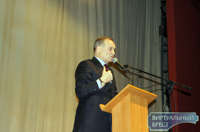 Владимир Некляев начал свою речь со стихов, посвященных "Брестскому Курьеру"