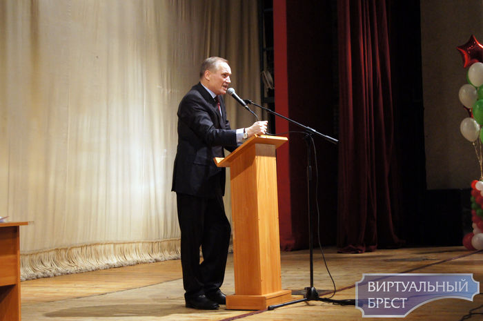 Владимир Некляев начал свою речь со стихов, посвященных "Брестскому Курьеру"