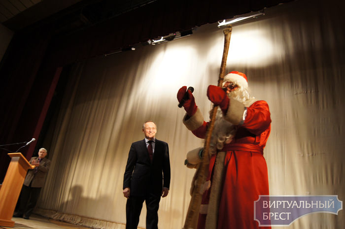 В Бресте поздравить Некляева вышел настоящий Дед Мороз и Снегурочка