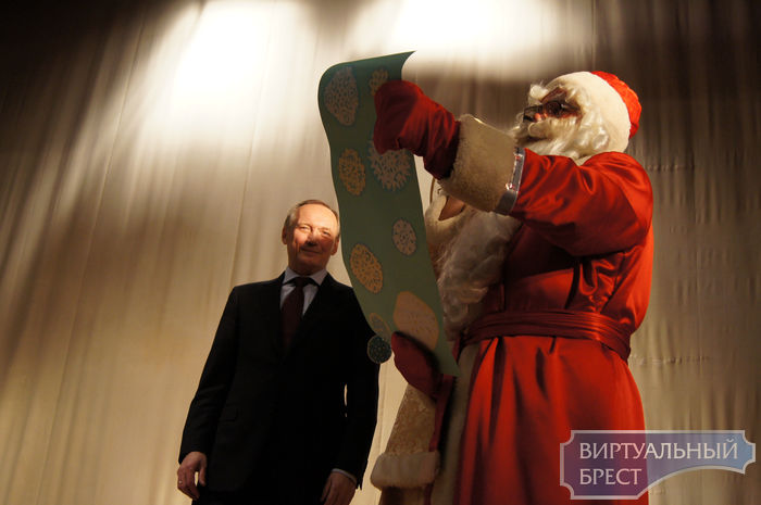 В Бресте поздравить Некляева вышел настоящий Дед Мороз и Снегурочка