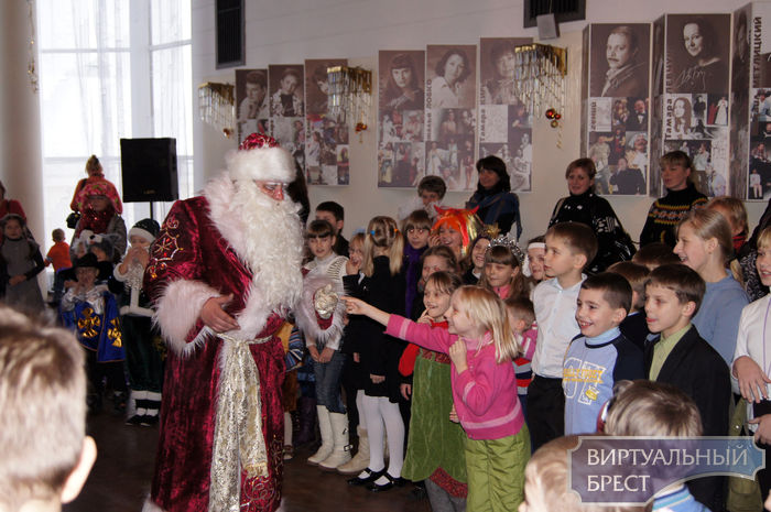 Новогодние утренники и представления проходят для маленьких Брестчан в драмтеатре