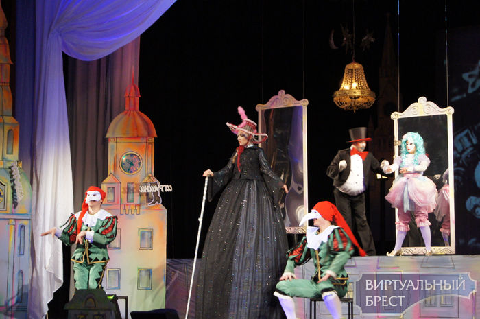 Брестский академический театр драмы приготовил для детей подарок - Новогодний спектакль (фото)
