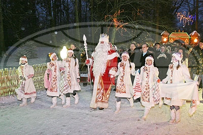 Российский и белорусский Деды Морозы встретились в Беловежской пуще