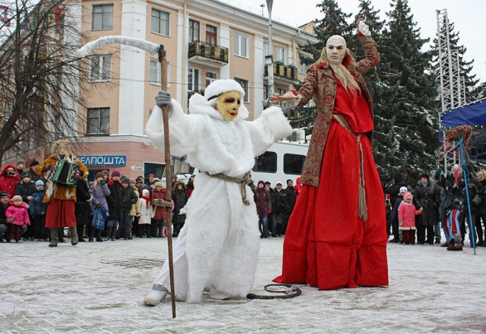 "Свободный театр" представил колядный спектакль на центральной площади Бреста