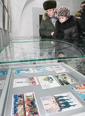 Новогодние открытки разных лет представлены на выставке в Бресте