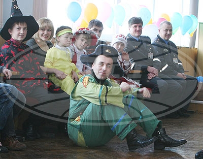 Сотрудники ГАИ Брестской области подготовили для детей из социальных приютов "Рождественскую сказку"