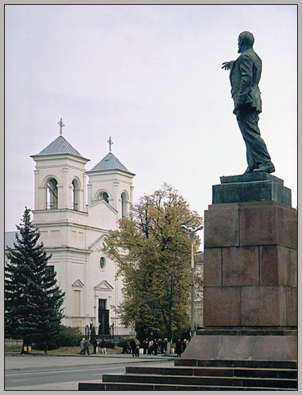 Активисты Коммунистической Партии Беларуси (КПБ) возложили алые гвоздики к памятнику Ленину
