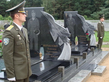 В Барановичах с могил белорусских летчиков-героев украли лампадки