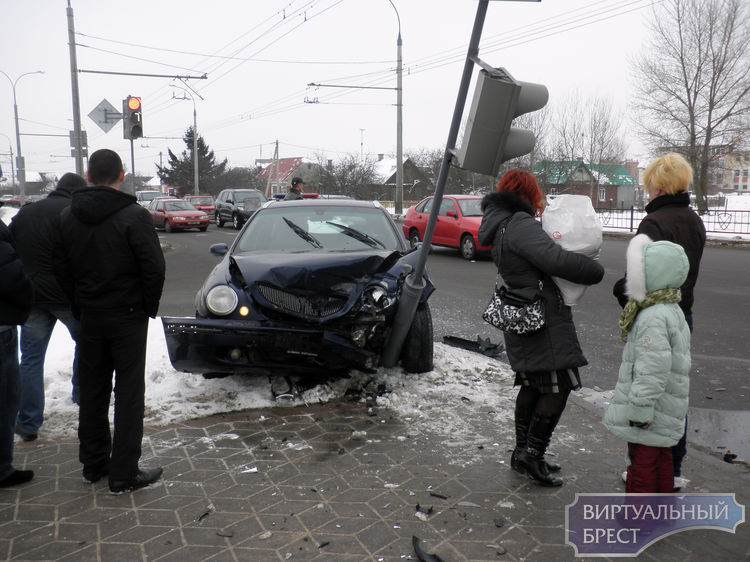 Авария на перекрёстке Ясеневой и Суворова