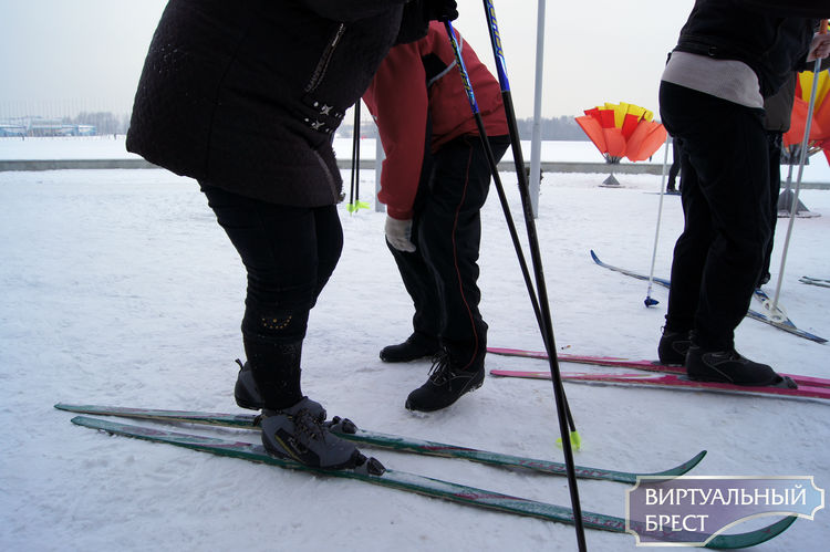 Работники завода ОАО "Брестмаш" встали на лыжи на Гребном канале в Бресте