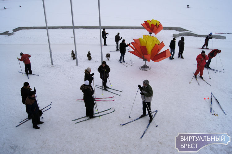 Работники завода ОАО "Брестмаш" встали на лыжи на Гребном канале в Бресте