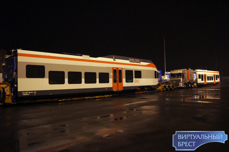Швейцарская электричка для Белорусских дорог ночует на терминале Козловичи (репортаж с места парковки)