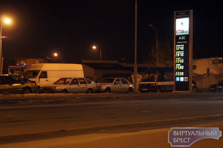 Одна заправка в Бресте продаёт топливо по старым ценам