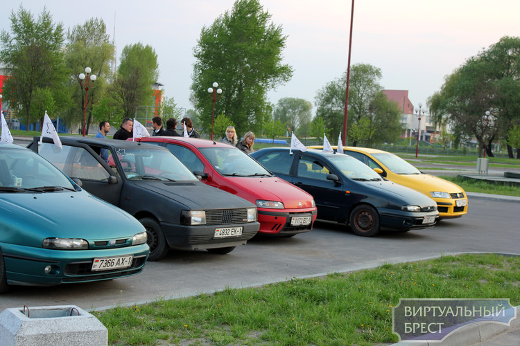Еженедельная встреча любителей Peugeot и Fiat (фото)