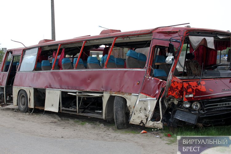 Фото автобуса (Икарус) после аварии, произошедшей в Малоритском районе.