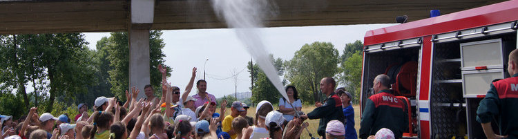 Сотрудники Брестского МЧС устроили детям праздник воды на ЦМТ