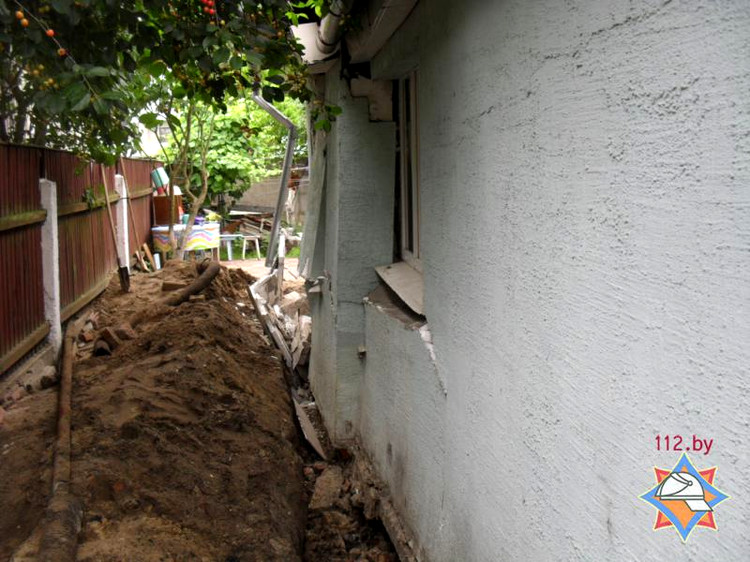 В Бресте обрушилась стена дома: земляные работы велись вблизи строения