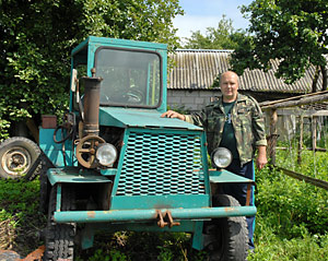 Житель Каменецкого района сконструировал и собрал трактор, который может все
