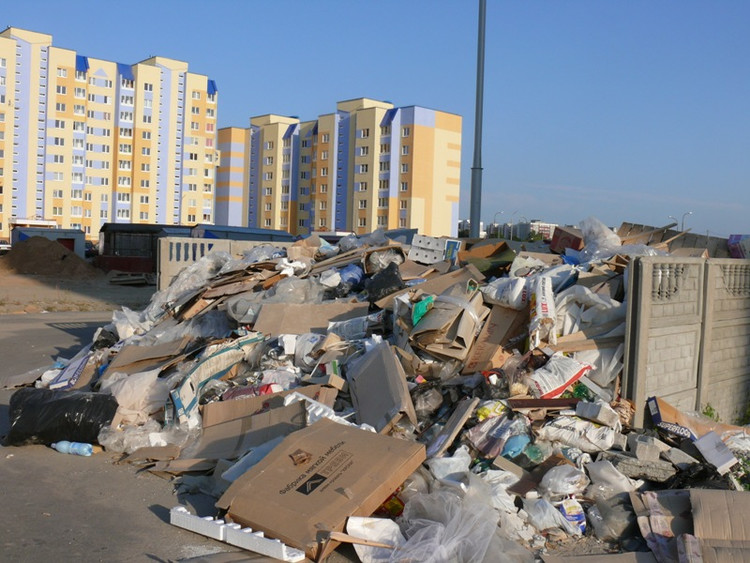 Горы мусора вырастают рядом с новостройками в Бресте