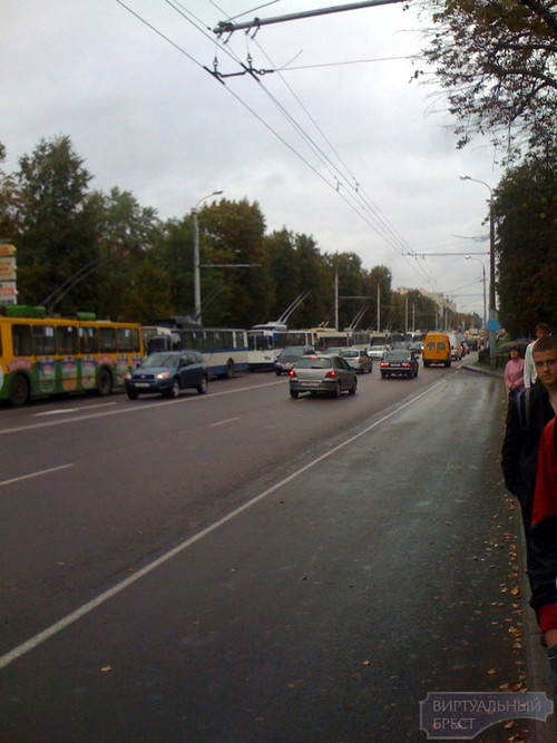 В центре Бреста из-за ДТП остановилось движение троллейбусов