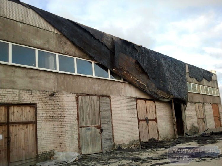 На некоторых зданиях в Бресте ветром буквально сорвало крышу