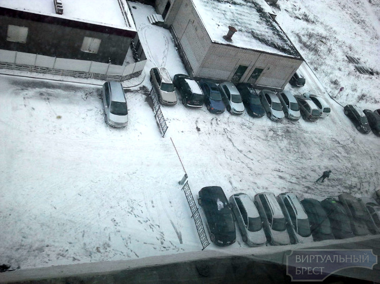 Руководство КУП "Брестжилстрой" оборудовало персональную стоянку для своих автомобилей