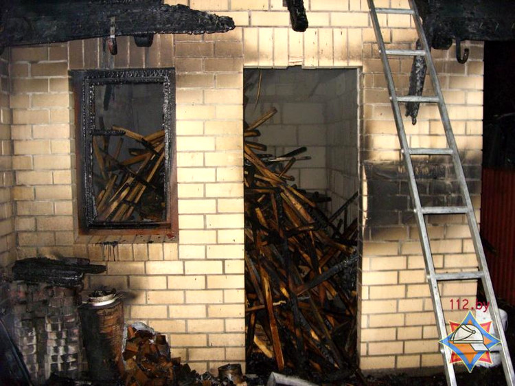 В г. Бресте на территории с/т "Парус" по ул. Дубровской произошел пожар в двухэтажном дачном доме