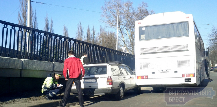 Авария у путепровода на Орджоникидзе - автобус прижал Пассат