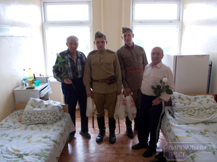 В рамках акции «Спасибо за Победу», военно–исторический клуб «Гарнизон» посетил ветеранов Великой Отечественной войны